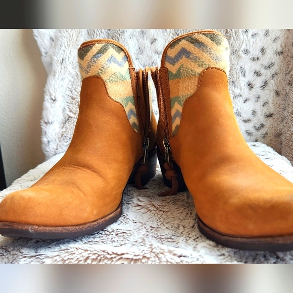 Ugg Pendleton ankle boots size 7.5 - Picture 12 of 16